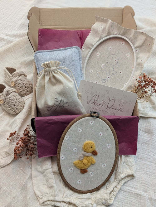 DIY-Kit Stickrahmen „Emil Ente“ zum Filzen – Personalisierbar