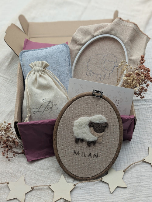 DIY-Kit Stickrahmen „Sammy Schaf“ zum Filzen – Personalisierbar