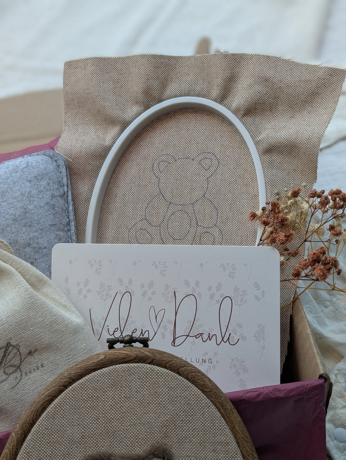 DIY-Kit Stickrahmen „Bruno Bär“ zum Filzen – Personalisierbar