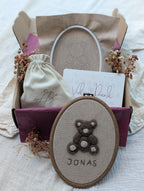 Refill-DIY-Kit Stickrahmen „Bruno Bär“ zum Filzen – Personalisierbar