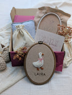 Refill-DIY-Kit Stickrahmen „Greta Gans“ zum Filzen – Personalisierbar