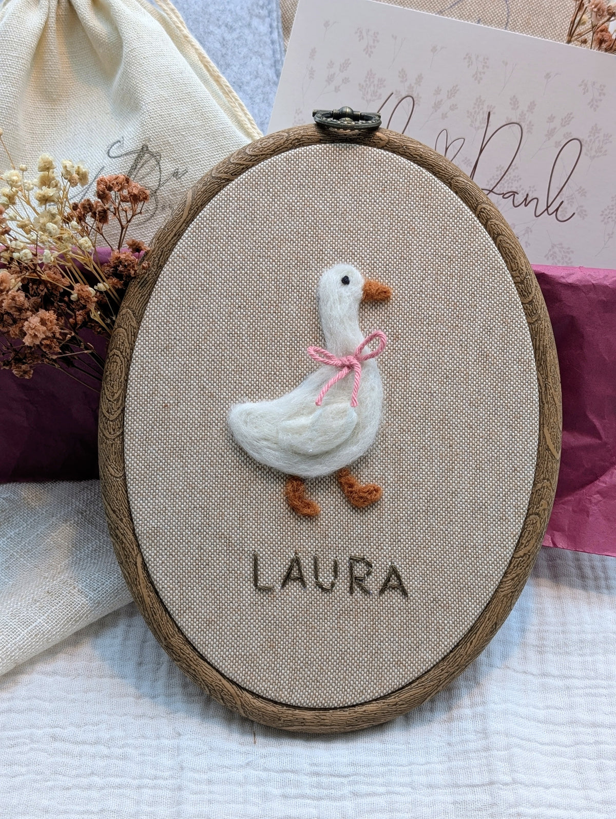 DIY-Kit Stickrahmen „Greta Gans“ zum Filzen – Personalisierbar