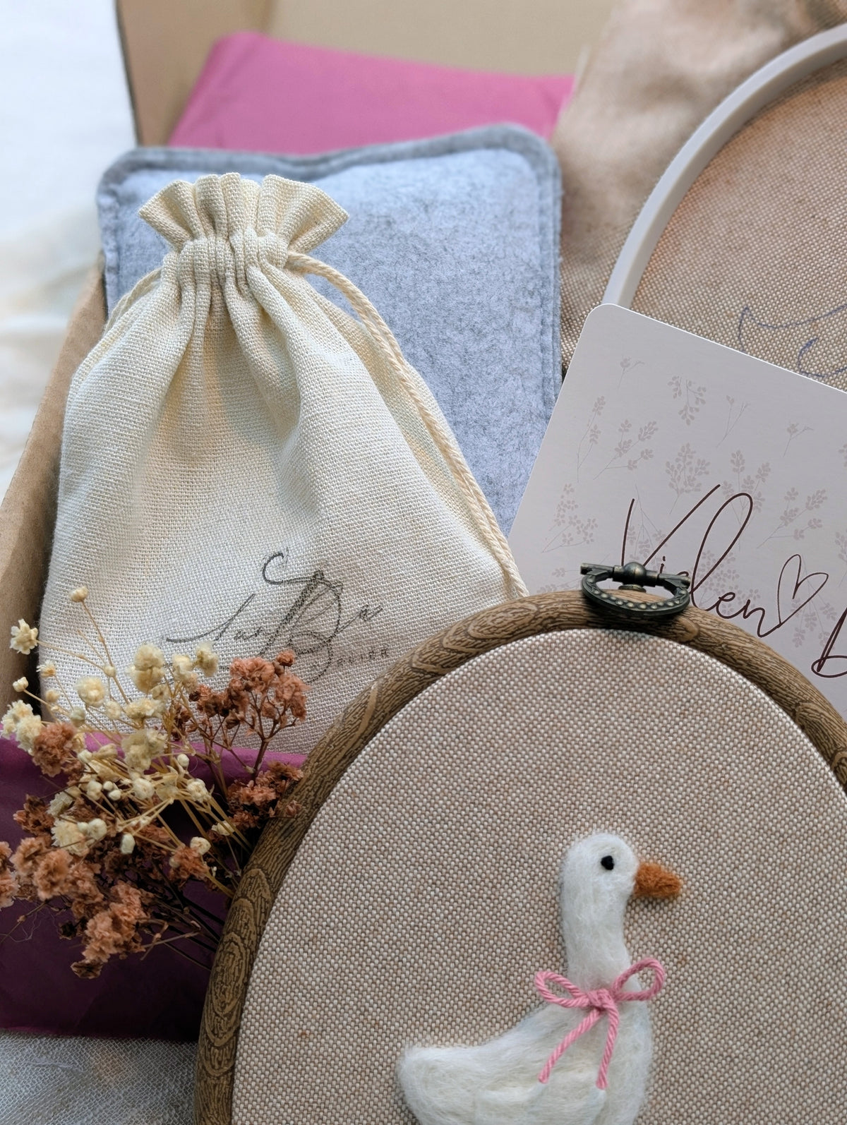 Refill-DIY-Kit Stickrahmen „Greta Gans“ zum Filzen – Personalisierbar