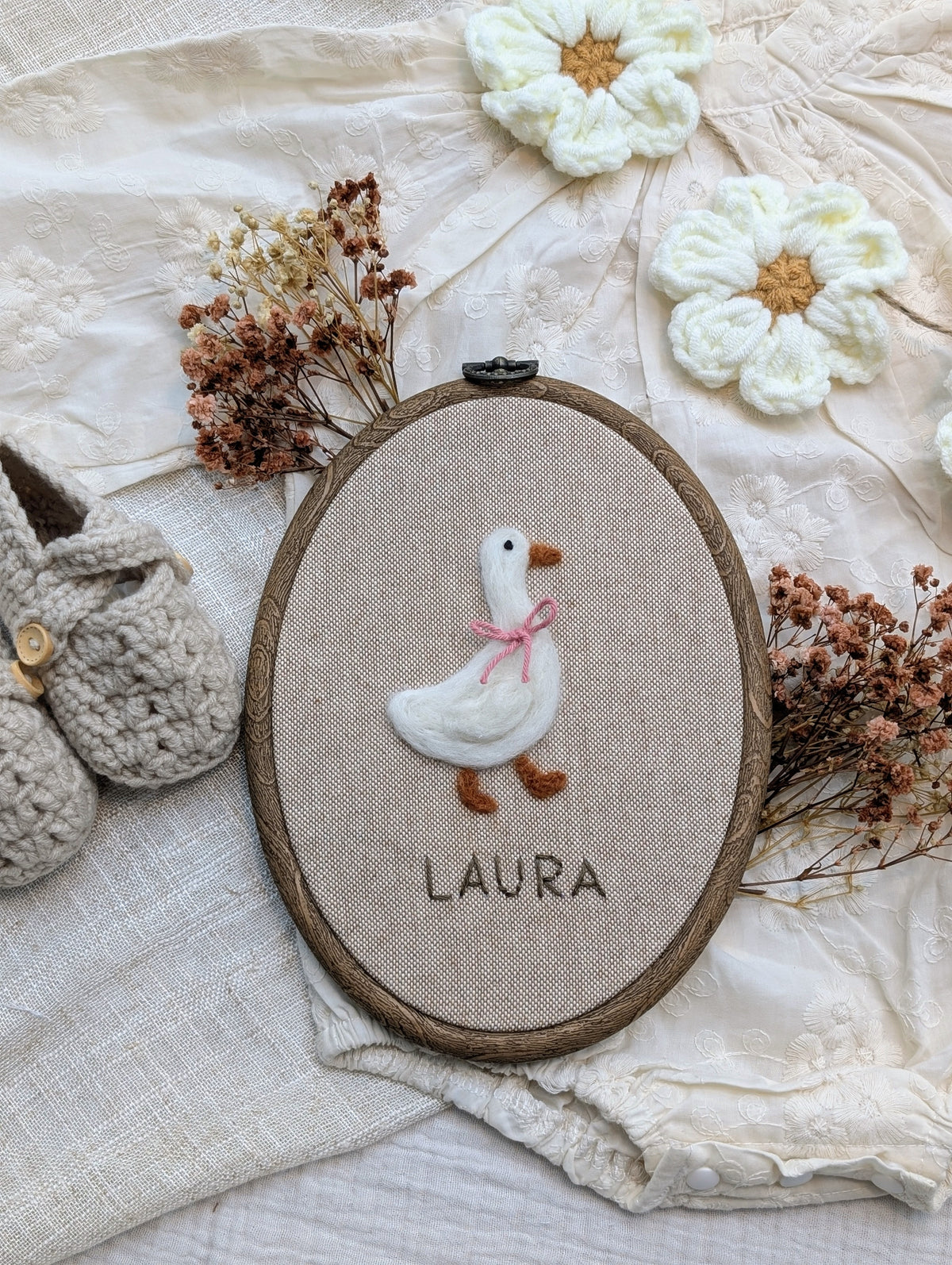 DIY-Kit Stickrahmen „Greta Gans“ zum Filzen – Personalisierbar