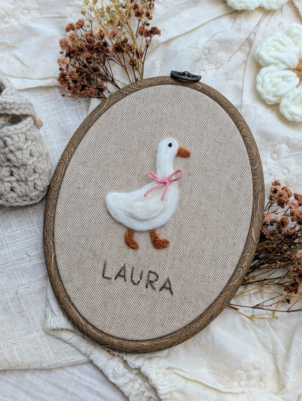 DIY-Kit Stickrahmen „Greta Gans“ zum Filzen – Personalisierbar