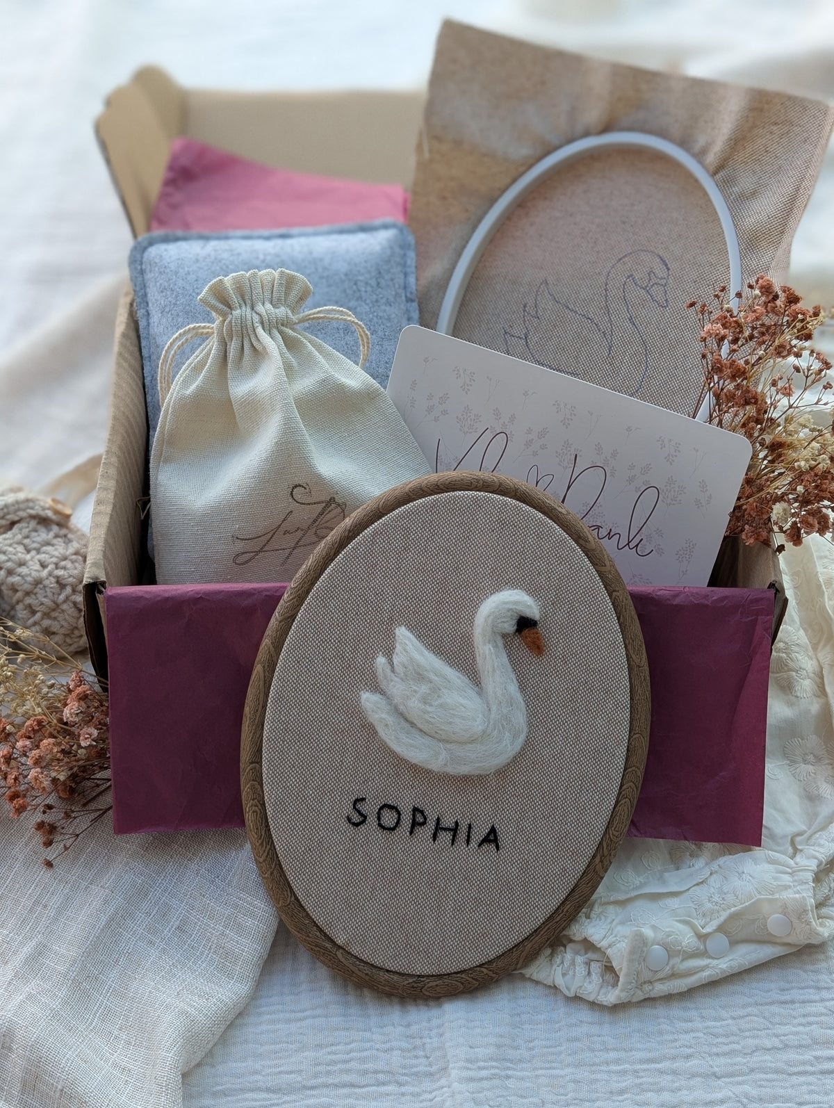 DIY-Kit Stickrahmen „Stella Schwan“ zum Filzen – Personalisierbar