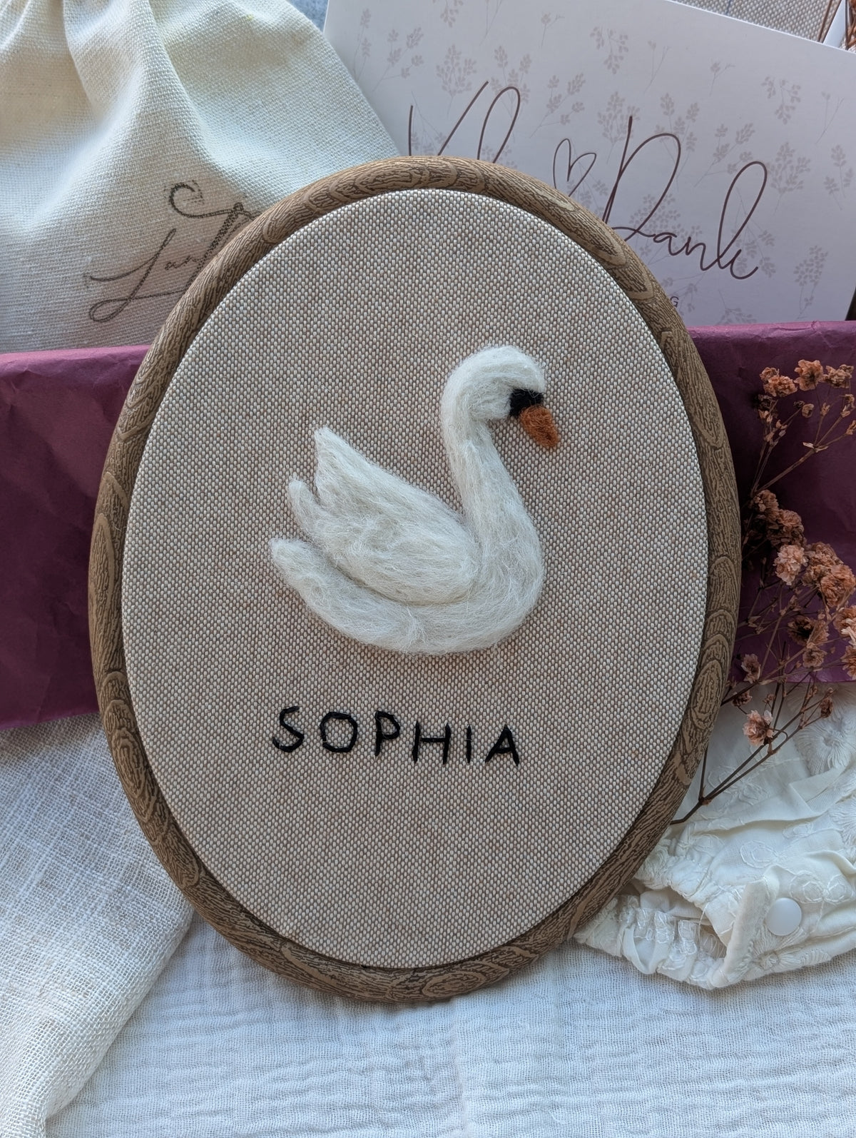 DIY-Kit Stickrahmen „Stella Schwan“ zum Filzen – Personalisierbar
