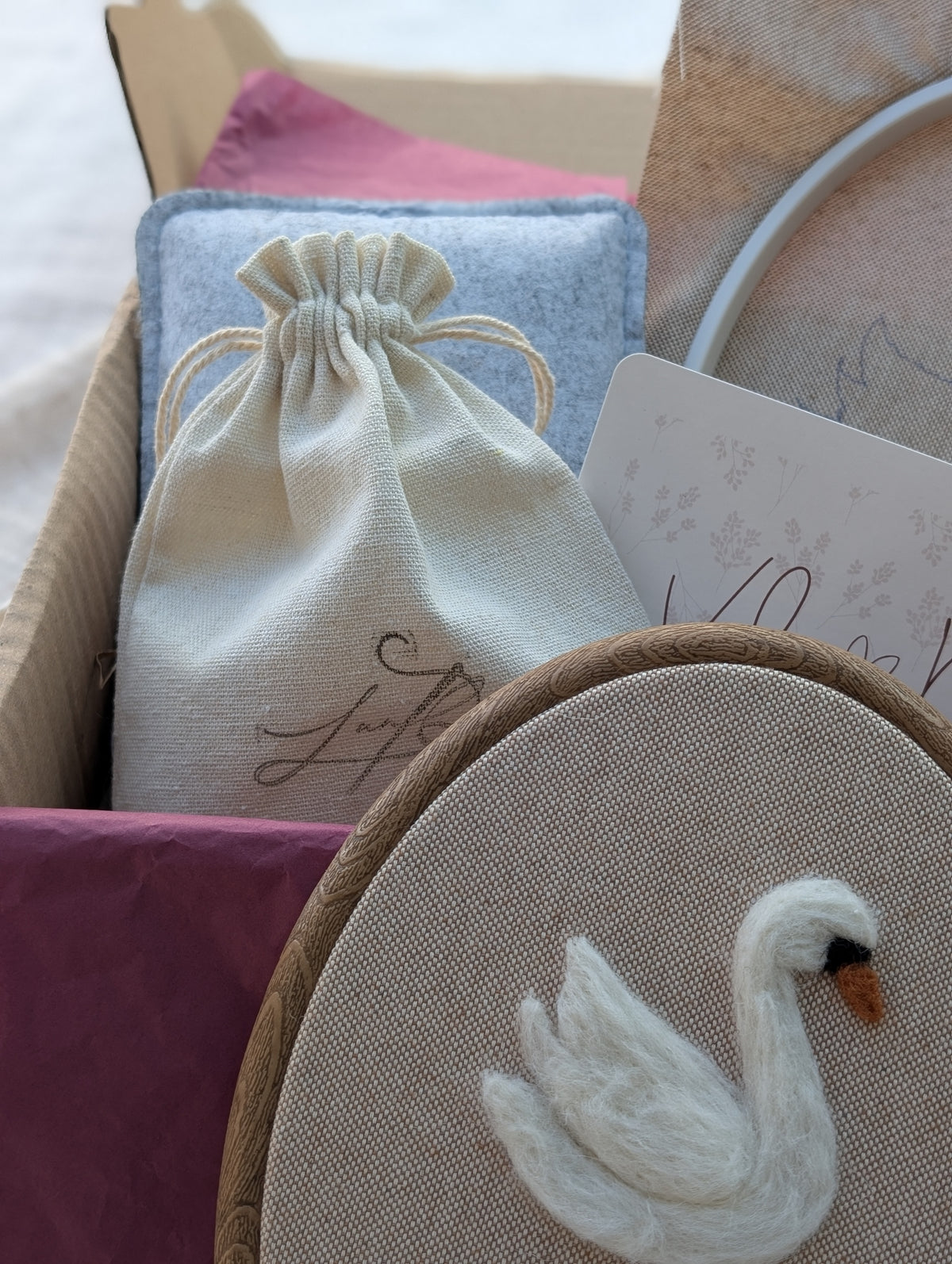 DIY-Kit Stickrahmen „Stella Schwan“ zum Filzen – Personalisierbar